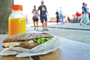 Lusta kényeztetés: aszalt paradicsomos és rukkolás caprese szendvics